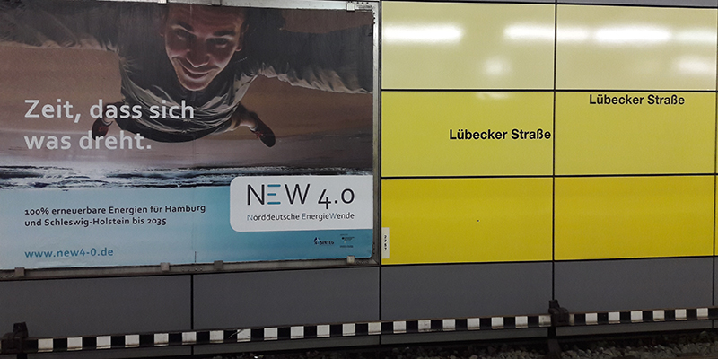 Plakat Norddeutsche Energiewende im Bahnhof